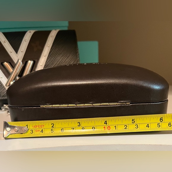 NWOT MICHAEL KORS BROWN CLAMSHELL SUNGLASSES CASE WITH M.K. CLEANING CLOTH 6”X3” - Picture 7 of 11